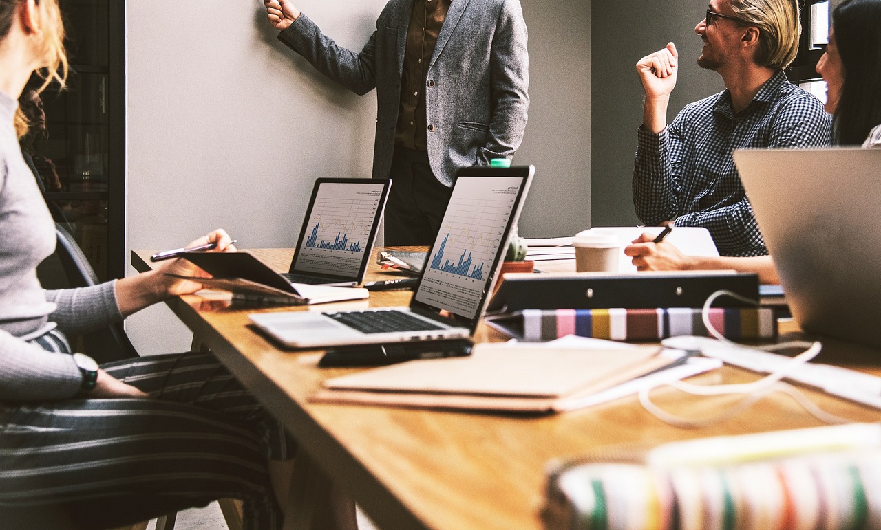 découvrez des stratégies efficaces pour renforcer la motivation d’équipe, améliorer la cohésion et booster la performance collective au travail.